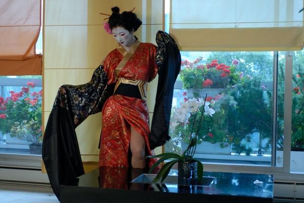 Tanika, modèle solo de 16P, expose ses sous-vêtements tout en portant une tenue de Geisha.