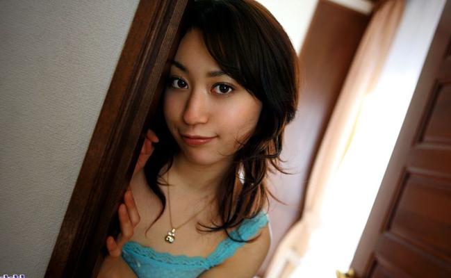16P Japanese redhead Momo Yoshizawa exposes her tits and muff on top of beds