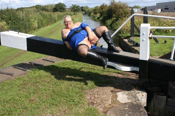 16P Obese British woman Lexie Cummings dildos her pussy in a conservation area
