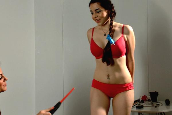 21P 変態熟女ボビー・スターが床にレーザーを当てた十代のナイダインの膣をおもちゃにする