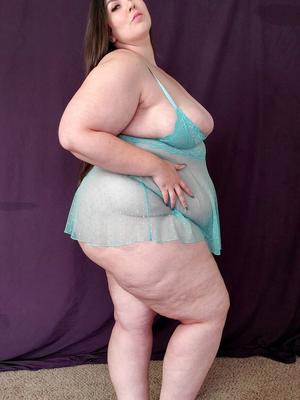 15P Fat butted babe Lady Sublime exposes her massive ass & naturals before toying