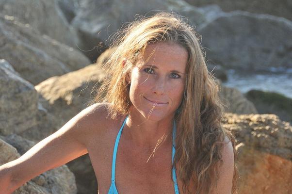 21P Sexy pornstar Sofie Marie flaunts her titties & poses in a bikini at the beach