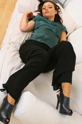 21P 角質の妻サム T がゆっくりと制服を落とし、ソロで彼女の曲線をからかいます