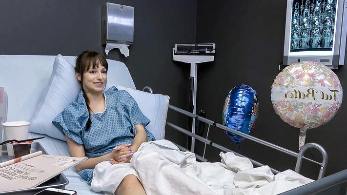 21P 巨乳の熟女レクシー・ルナが医師に手コキをする前にオナニー