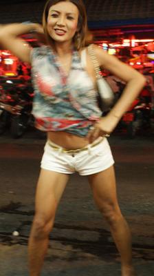17P タイの角質のいたずらなニューハーフのストリート売春婦がセクシーな痴女の服を着てポーズをとる