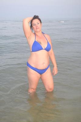 16P Amateur solo girl exposes herself while changing her attire at the beach