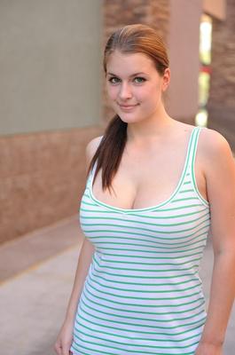 21P Curvy Babe Emily und ihre heiße Freundin fingern sich gegenseitig an den leckeren Löchern