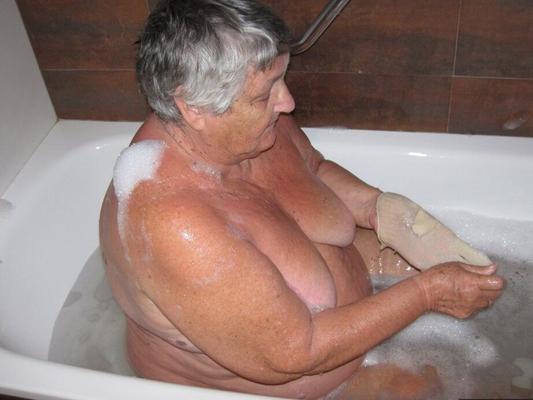 20P Morbidly obese woman Grandma Libby shaves before taking a bubble bath
