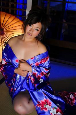 12P Japanese solo girl hikes up her kimono to expose her vagina
