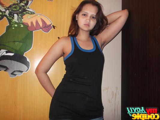 12P Indian amateur Sonia Bhabhi lifts up her tank top and fondles her titties