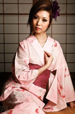 16P 神崎凛花 芸者のドレスを着たアジア人が一度に 2 つのバカを舐める