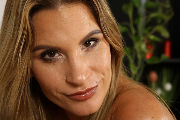 21P Long-legged beauty Leidy De Leon toying her soaking wet beaver in a solo