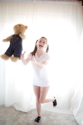 15P Die junge Süße Alice March zeigt ihre kleinen Teile in Socken mit Teddy in der Hand