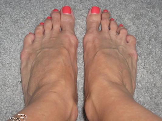 15P Sexy Pornostar Erica Lauren stellt bemalte sexy Zehen in Sandalen zur Schau
