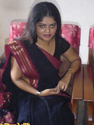 15P Neha, la india solitaria, está totalmente desnuda después de desnudarse en el dormitorio