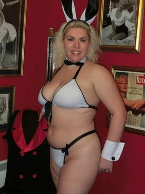 16P Barby, amatrice mature et épaisse, montre ses gros seins en tenue Playboy Bunny.