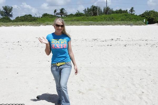 16P Blondes Strandbaby Britney Brooks posiert vollständig bekleidet in Denim-Jeans