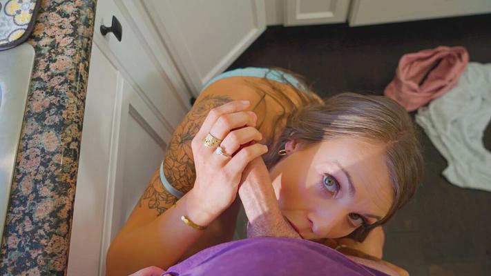 15P 角質のクーガー Kenzie Love が若い男の巨根を口にくわえる