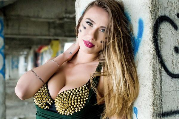 14P セクシーなブラジャーで大きなおっぱいを露出するゴージャスな美女アニア・ミラー