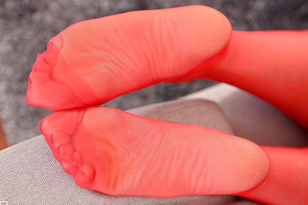 16P Solo girl Yasmin Scott removing high heels from stocking clad feet