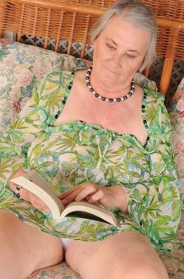 17P Curvy amateur granny Margot sucks a fresh pecker and gets rammed
