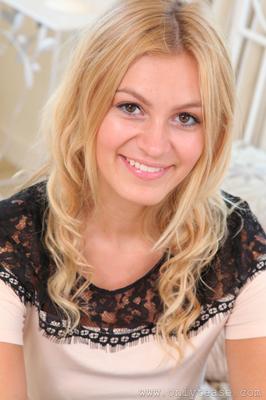 21P Die hübsche Blondine Summer neckt mit ihren saftigen Titten in Nylons in ihrem Schlafzimmer
