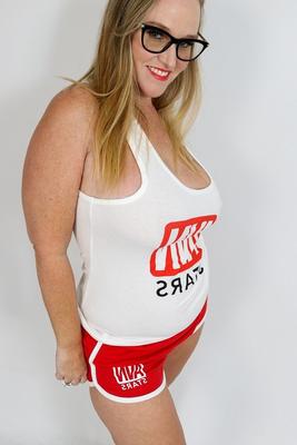 21P Bubble butted MILF Dee Siren exposes her big boobs and poses in a bodysuit