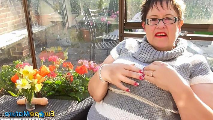 21P メガネをかけたショートヘアのぽっちゃり系リタが爆乳を見せてオナニー
