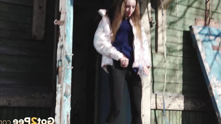 15P Solo girl Vika pulls down black leggings before squatting to pee by a building
