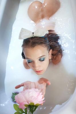 20P Tiny teen girl Alisabelle pours milk over her naked body while taking a bath