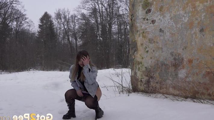 15P Sexy babe relieves herself squatting in the snow