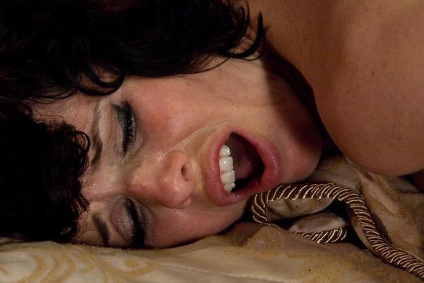 21P MILF Veronica Avluv squirts hard and far as she gets fucked by a sex machine