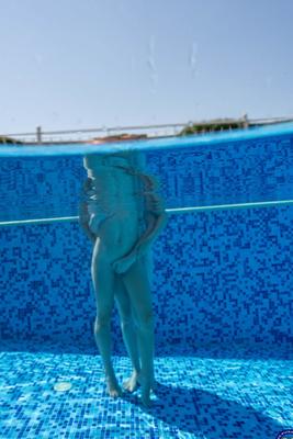 21P Amateur babes Mackenzie Page and Mona Blue rub each other's twat in the pool