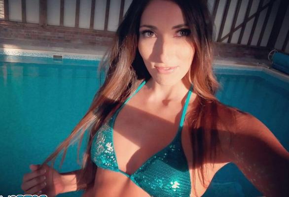 12P フランス人美女が薄手のランジェリーまで脱ぎながら自撮り