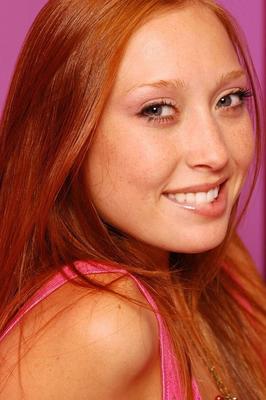 16P A ruiva natural Dana tira a lingerie rosa antes de se masturbar com um vibrador