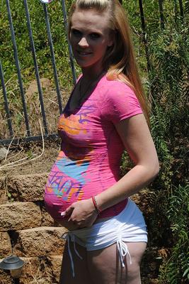 15P Pregnant amateur Kristi uncovers her milk filled tits and belly bump outdoors