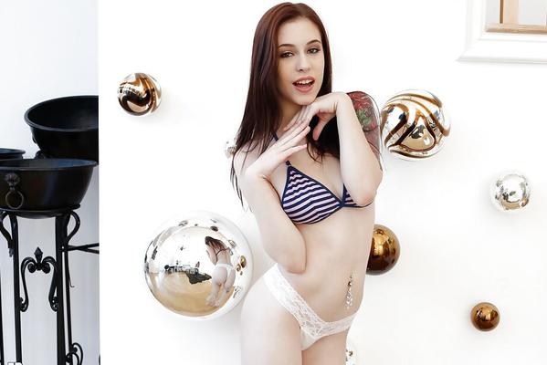 16P 入れ墨の美女アンナ・デビルが尻プラグ挿入のために足を頭の後ろに引っ張る