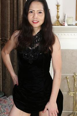19P 素人熟女エメリン・ジョンソンがストリップショーで巨乳を明らかにする