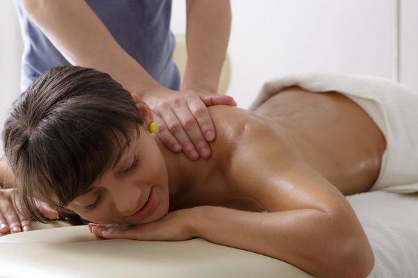 16P Nigora's 18 year old pussy is hanging out for the masseuse to see He knows