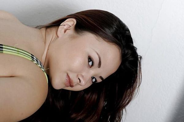 16P Hübsche asiatische Anfängerin Kita Zen spreizt wunderschöne Teenie-Muschi