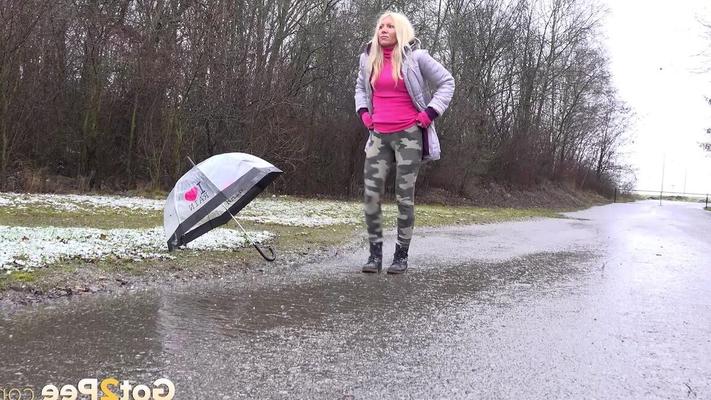 15P Hot blonde relieves piss desperation in the rain