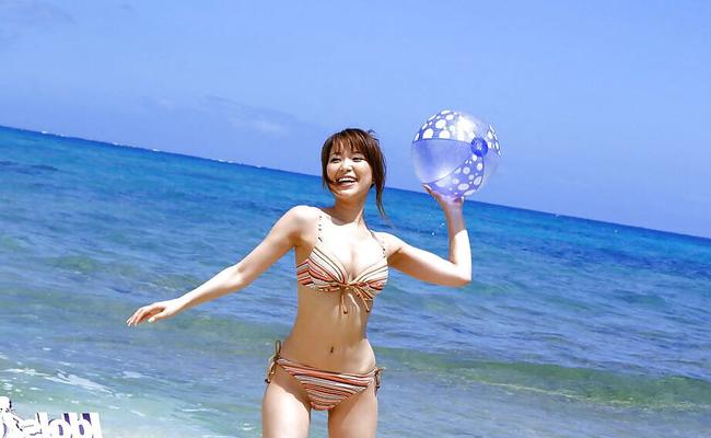 16P Hot asian babe with sexy ass Yua Aida taking off her bikini outdoor