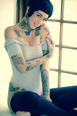 15P Tattooed model Aayla Secura strikes great nude poses in black leggings