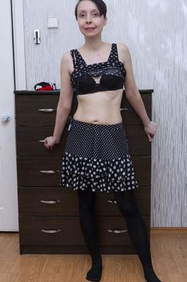 21P A morena Trixie tira o vestido preto