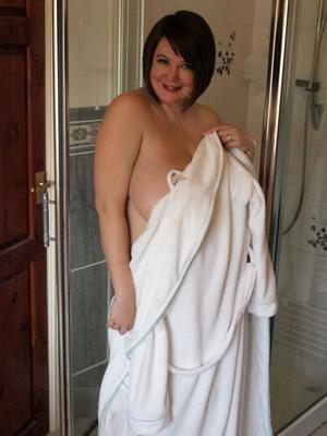 16P Amateur BBW Roxy removes a bathrobe before getting soaped up in the shower