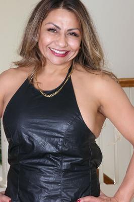15P Over 30 amateur Roxy Rocks exposes her clitoris during nude action