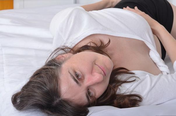 20P Mature mom with poses on her knees non nude to show sagging cleavage