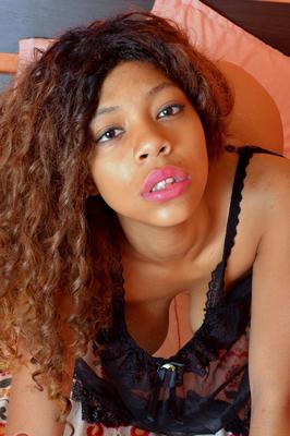 17P La chica negra solitaria Anabelle Rey desnuda sus tetas mientras muestra sus bonitos pies