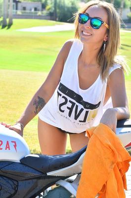 15P Amateur model Macy gets naked to play with a suction after riding a motorcycle