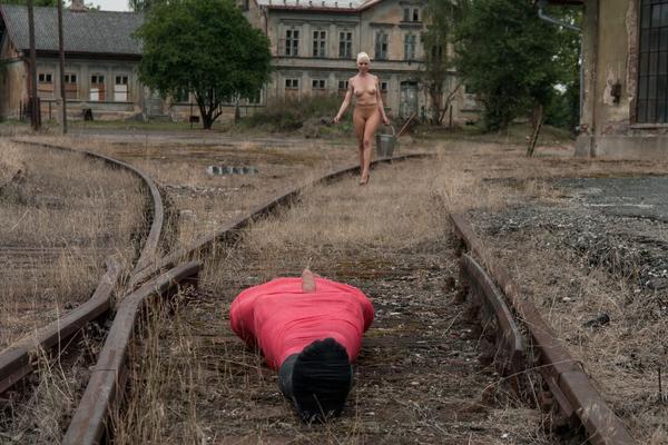 17P Naked domme Lorelei Lee rides mummified sub's face strap-on on train tracks